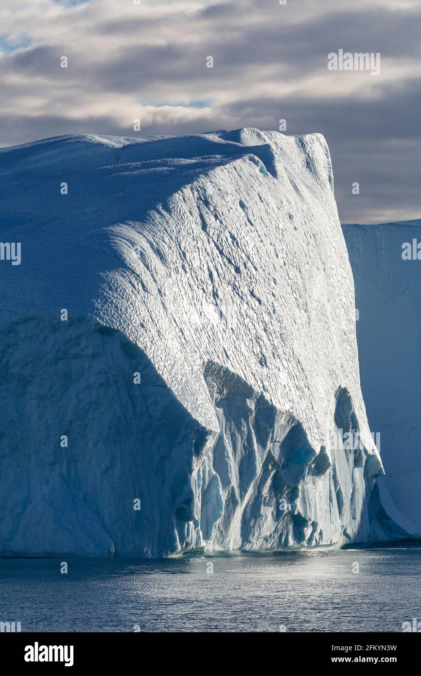 Des icebergs massifs ont été calés du glacier Jakobshavn Isbræ, site classé au patrimoine mondial de l'UNESCO, Ilulissat, Groenland. Banque D'Images