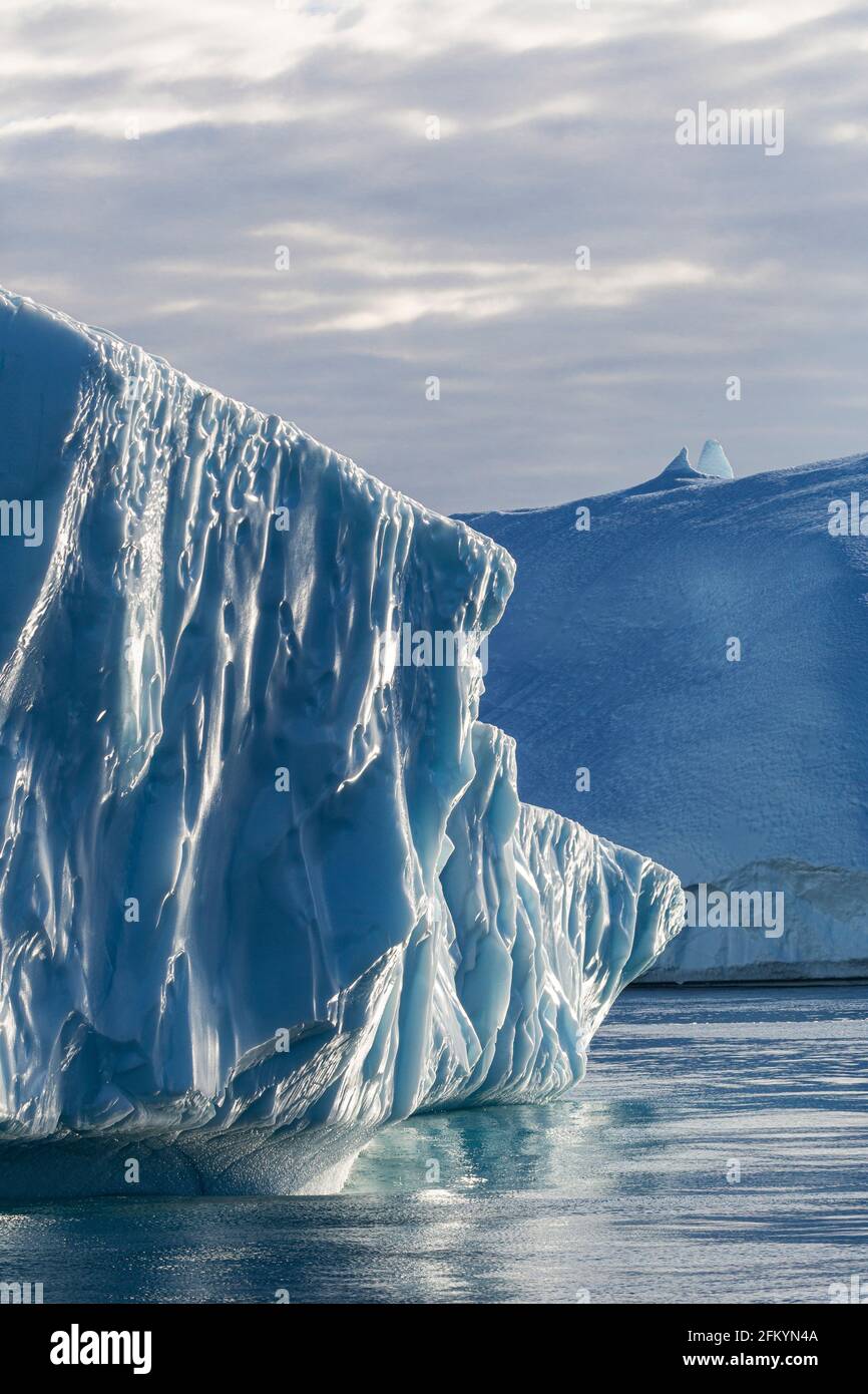 Des icebergs massifs ont été calés du glacier Jakobshavn Isbræ, site classé au patrimoine mondial de l'UNESCO, Ilulissat, Groenland. Banque D'Images