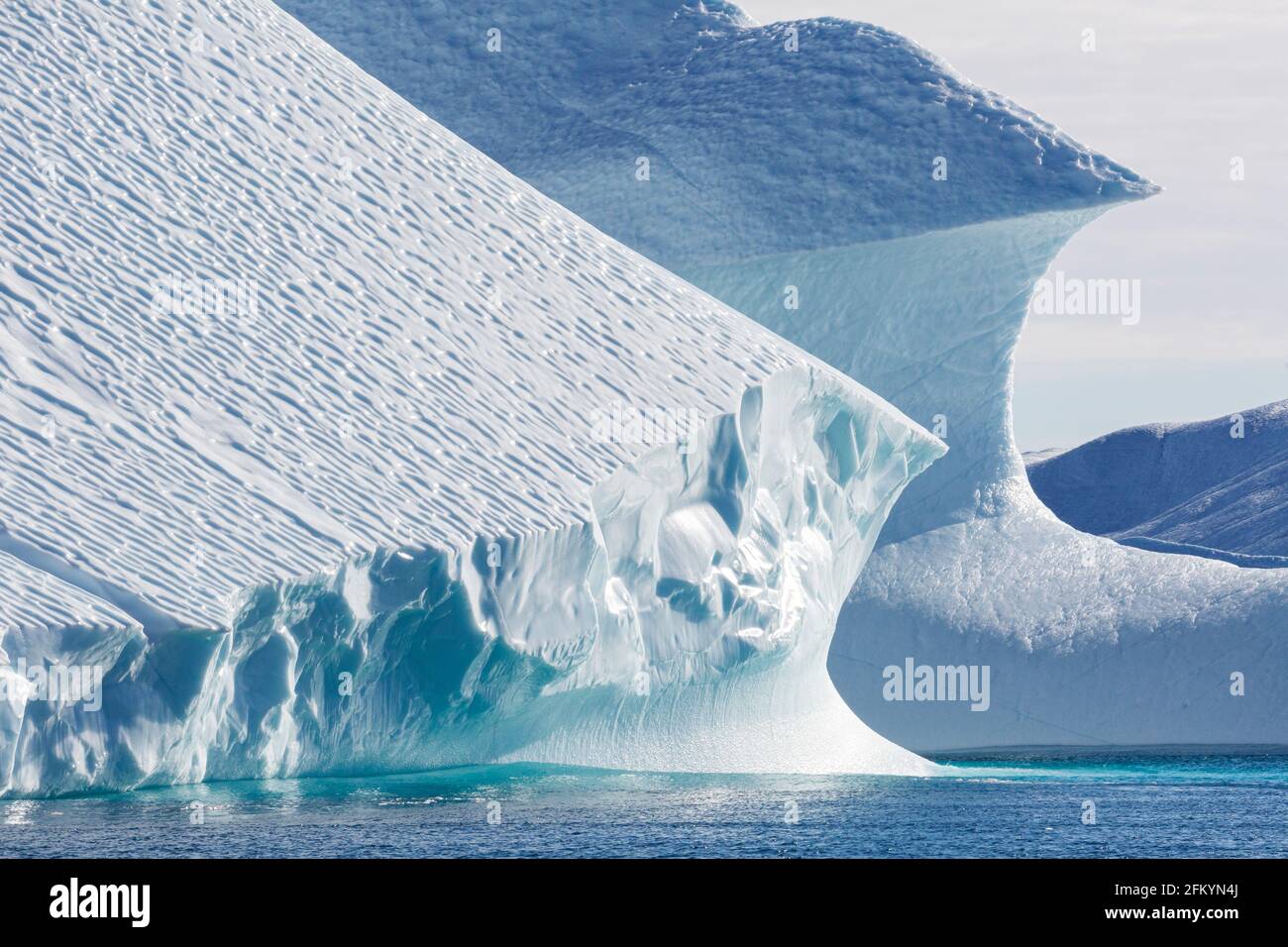 Des icebergs massifs ont été calés du glacier Jakobshavn Isbræ, site classé au patrimoine mondial de l'UNESCO, Ilulissat, Groenland. Banque D'Images