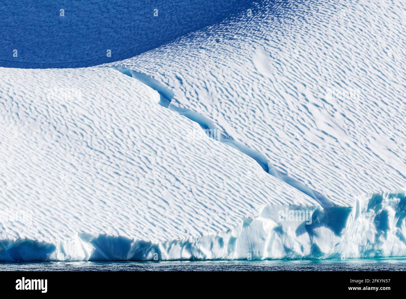 Des icebergs massifs ont été calés du glacier Jakobshavn Isbræ, site classé au patrimoine mondial de l'UNESCO, Ilulissat, Groenland. Banque D'Images