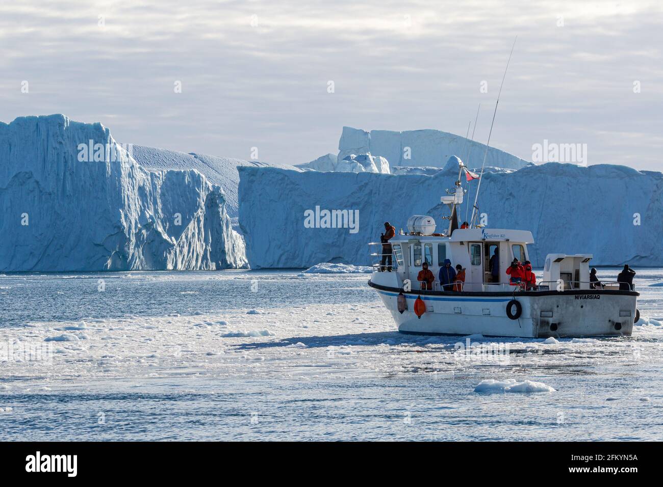 Visites parmi les icebergs vêtus du glacier Jakobshavn Isbræ, site classé au patrimoine mondial de l'UNESCO, Ilulissat, Groenland. Banque D'Images