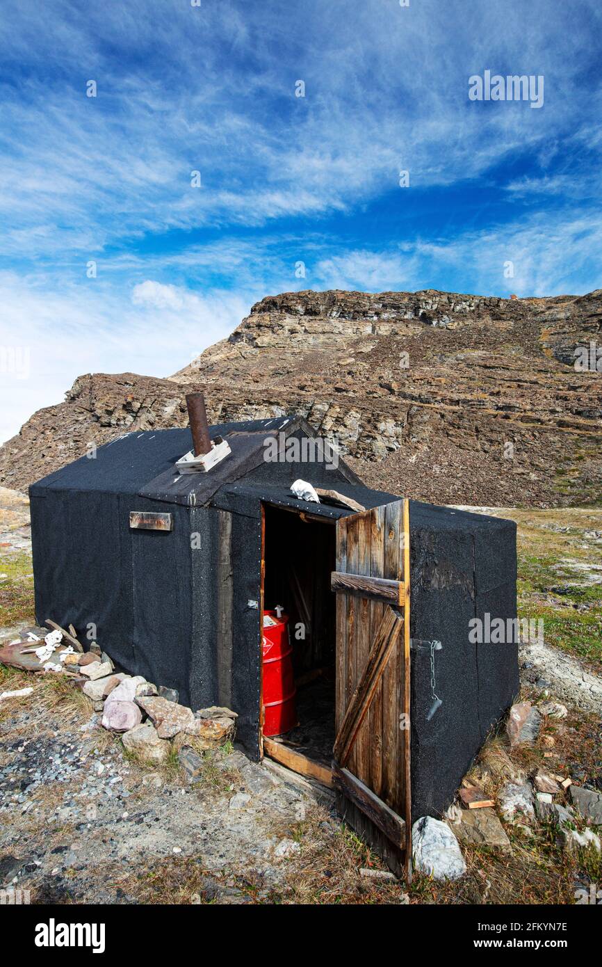 Vue extérieure d'une cabine de chasseurs à Blomster Butten, Flower Bay, Groenland. Banque D'Images