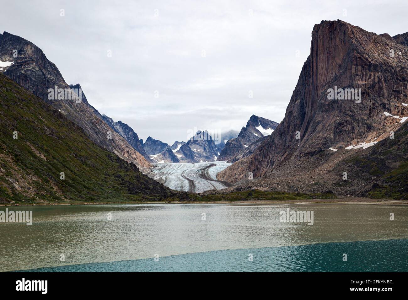 Ruissellement glaciaire de limon d'eau douce du glacier Igdlorssuit, Prins Christian Sund, Groenland. Banque D'Images