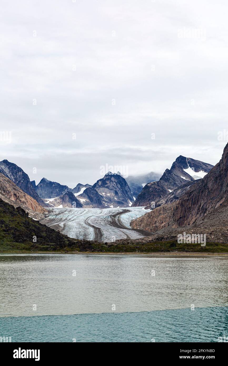 Ruissellement glaciaire de limon d'eau douce du glacier Igdlorssuit, Prins Christian Sund, Groenland. Banque D'Images