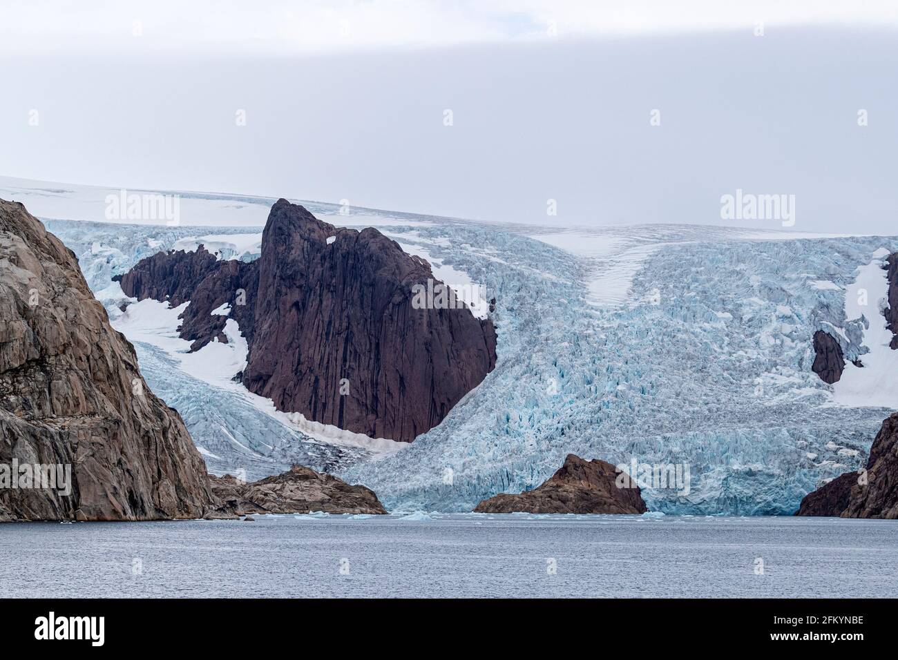 Le glacier d'Igdlorssuit tidewater descendant jusqu'à la mer, Prins Christian Sund, Groenland. Banque D'Images