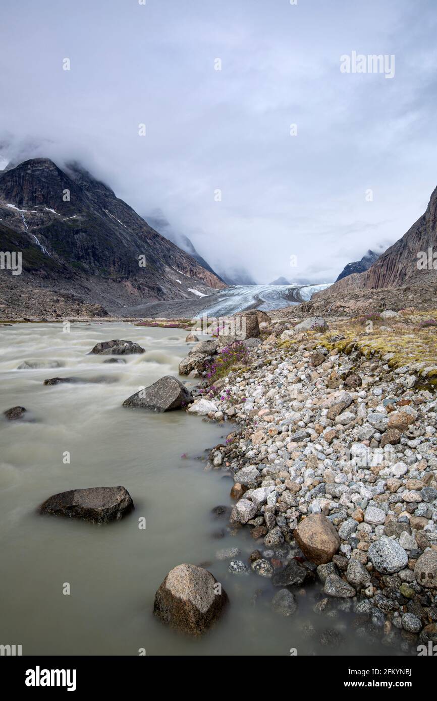 Le glacier d'Igdlorssuit tidewater descendant jusqu'à la mer, Prins Christian Sund, Groenland. Banque D'Images
