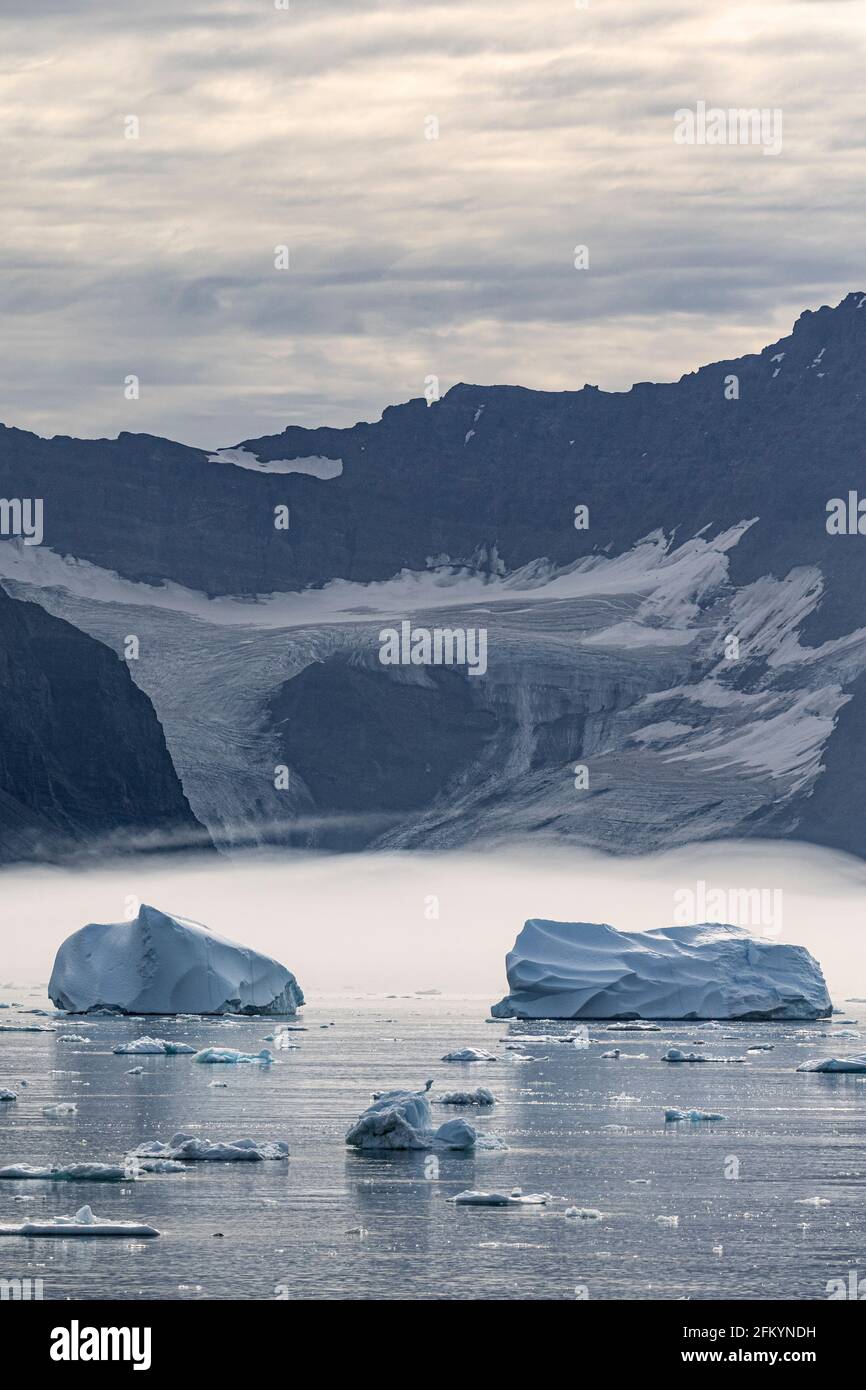 La glace de mer et les icebergs ont vêlé du glacier Christian IV, dans le fjord Nansen, à l'est du Groenland. Banque D'Images