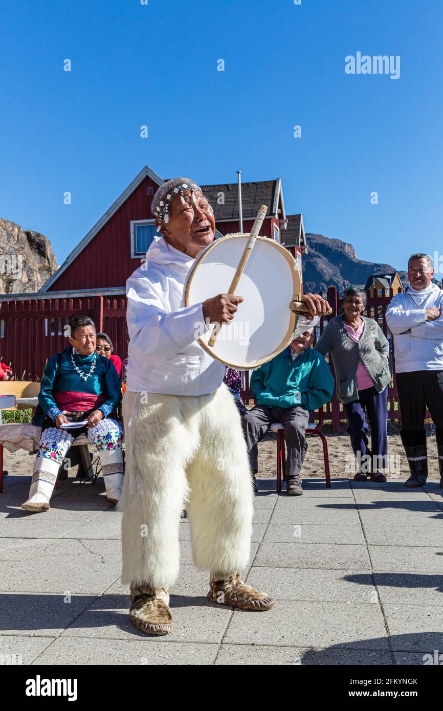 Danse traditionnelle exécutée par des aînés inuits en pleine régalia à Sisimiut, Holsteinsborg, Groenland. Banque D'Images