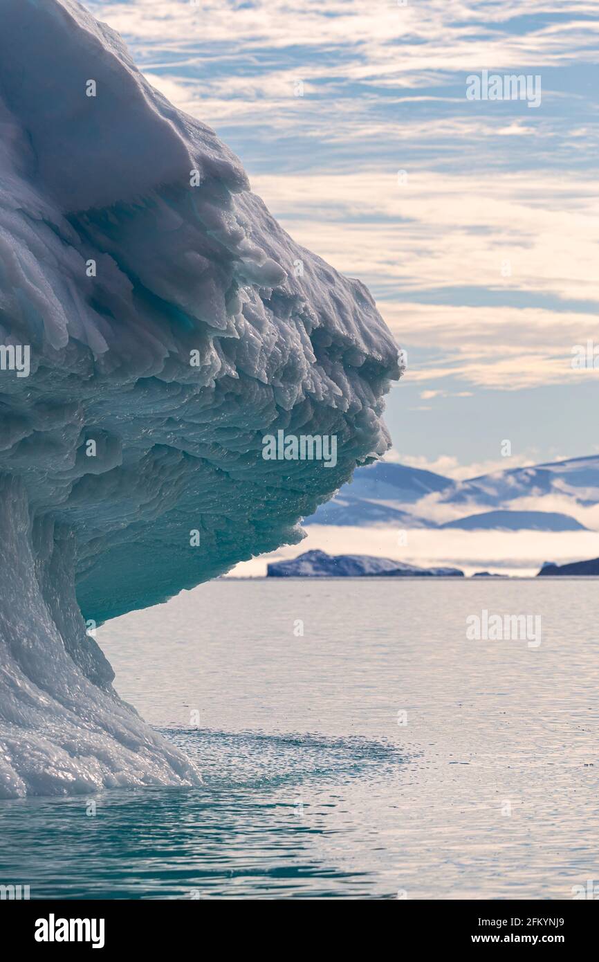 Iceberg dans le Ø Holms, dans la baie de Baffin, sur la côte nord-ouest du Groenland. Banque D'Images