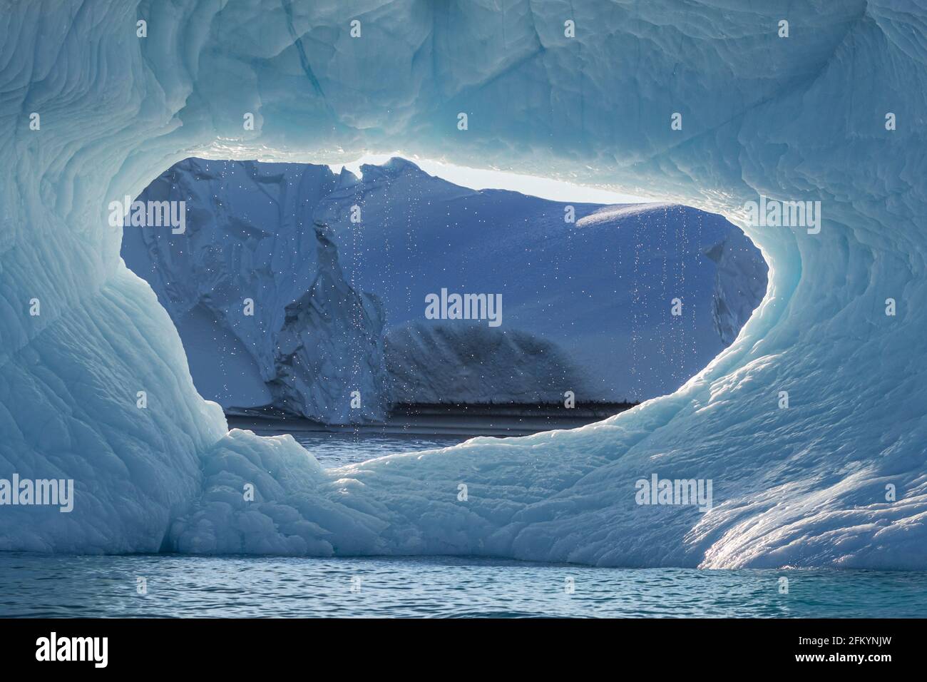 L'iceberg s'est caldé du glacier du Groenland Icecap dans le fjord de Dødes, le fjord des morts, la baie de Baffin, le Groenland. Banque D'Images