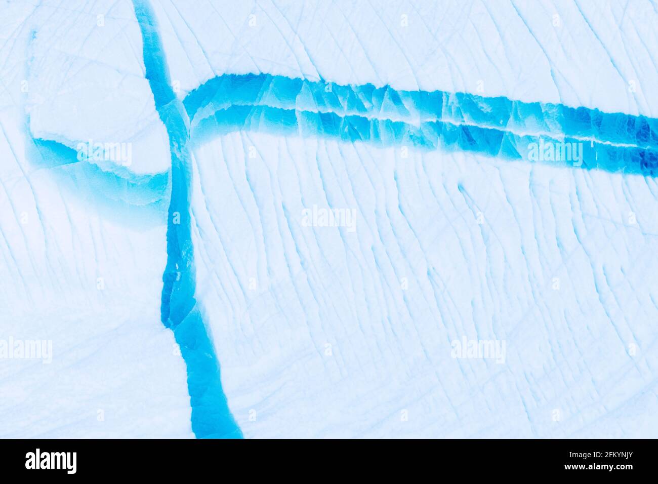 Résumé de la glace glaciaire, Iceberg s'est calmé du glacier du Groenland Icecap dans le fjord de Dødes, fjord des morts, baie de Baffin, Groenland. Banque D'Images