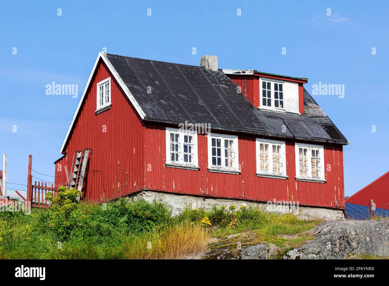Bâtiment coloré dans le petit village groenlandais de Qaquortoq, anciennement Julianehåb, dans le sud du Groenland. Banque D'Images