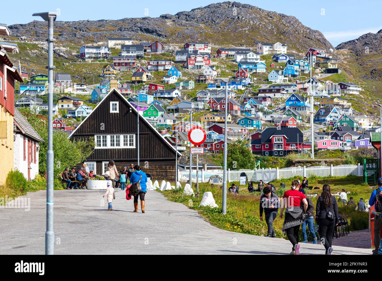 Bâtiments colorés dans le petit village groenlandais de Qaquortoq, anciennement Julianehåb, dans le sud du Groenland. Banque D'Images
