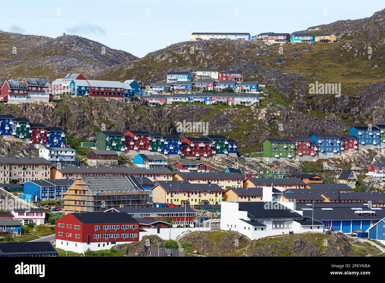 Bâtiments colorés dans le petit village groenlandais de Qaquortoq, anciennement Julianehåb, dans le sud du Groenland. Banque D'Images