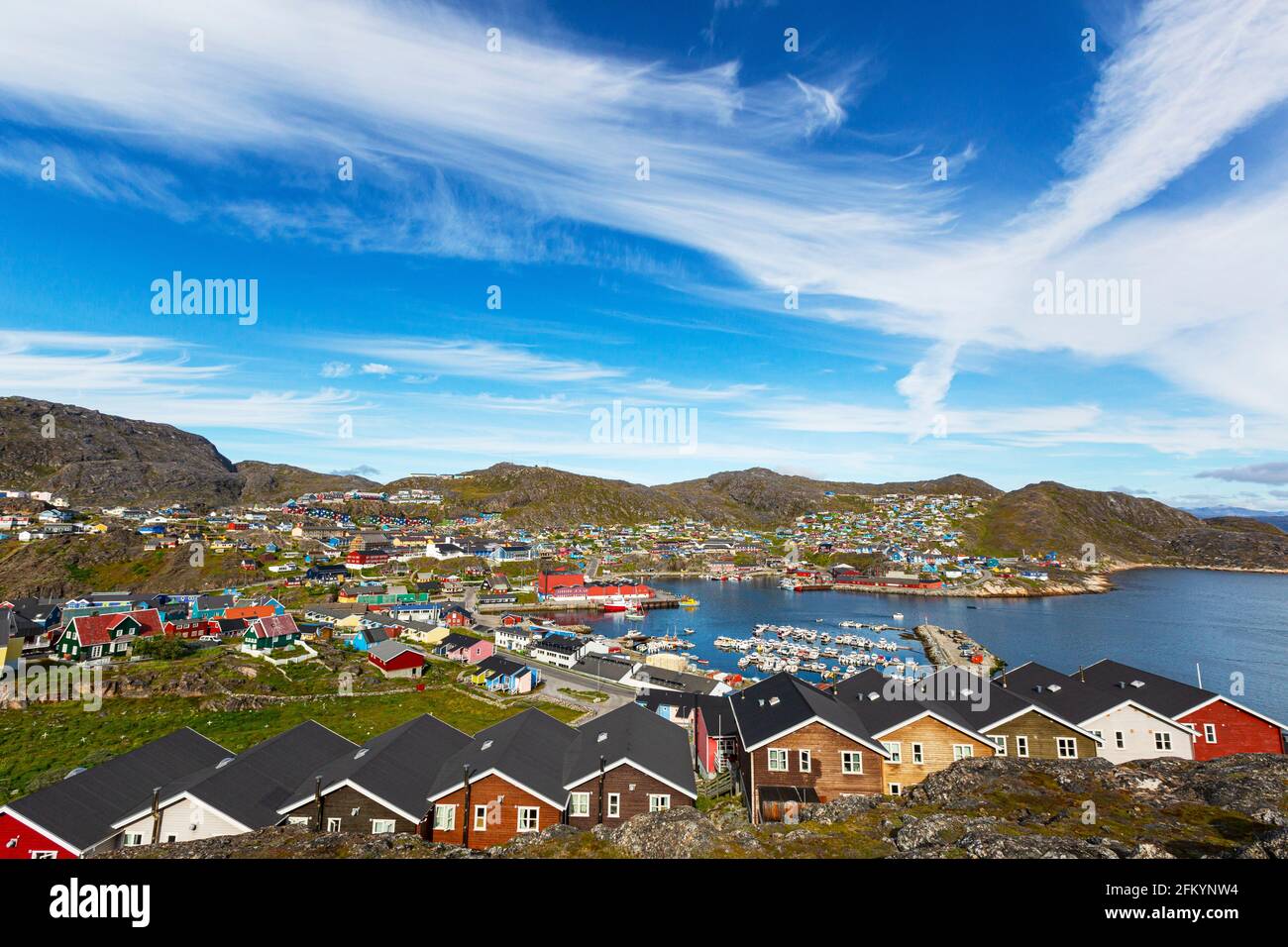 Le port dans le petit village groenlandais de Qaqortoq, anciennement Julianehåb, dans le sud du Groenland. Banque D'Images