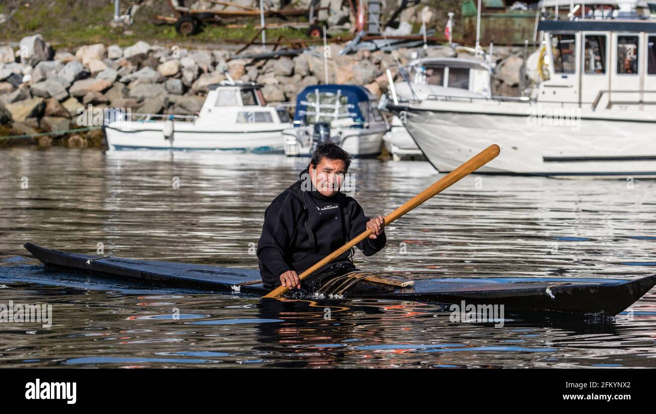 Le kayakiste de mer Abel Jacobsen démontre des techniques de roulement près de la petite ville groenlandaise de Qaquortoq, Julianehåb, Groenland. Banque D'Images