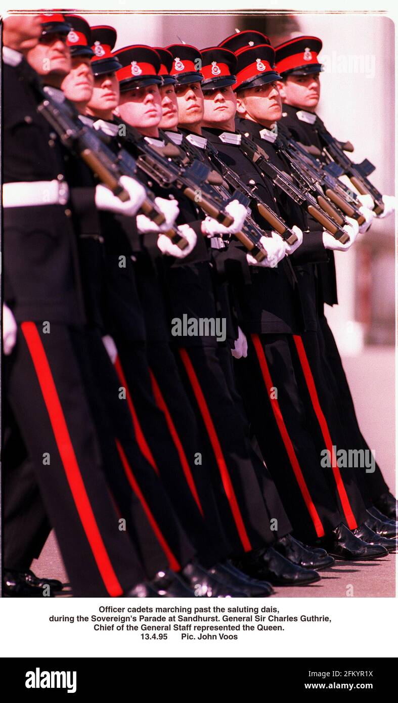 Les Cadets de l'officier défilent devant les dias saling pendant les souverains Parade à Sandhurst Banque D'Images