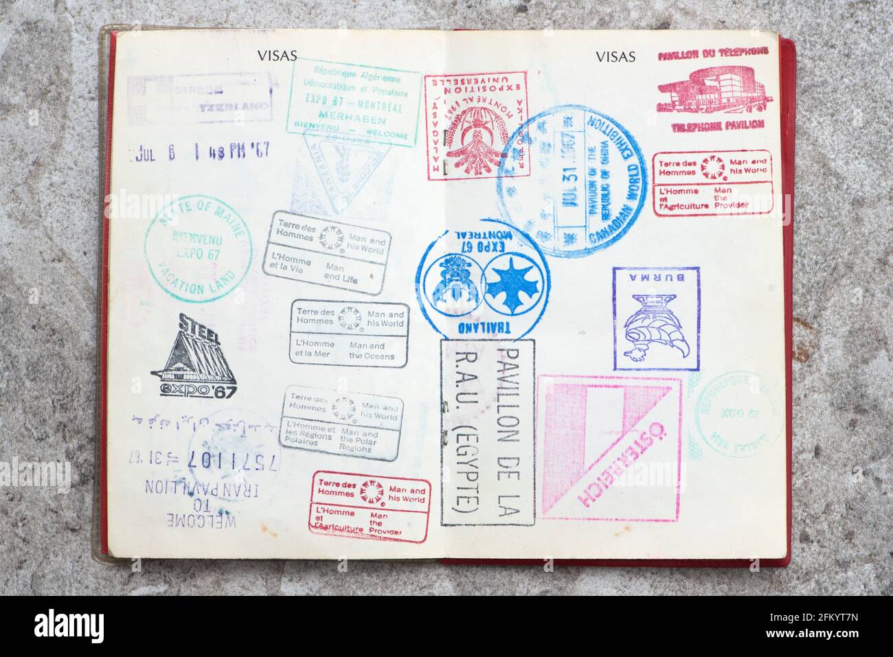 Les pages de passeport de l'Expo 67 de Montréal avec des timbres des différents pavillons. Banque D'Images