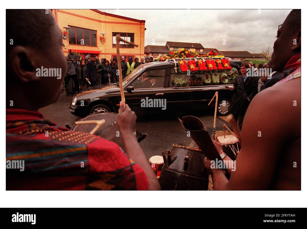 Les batteurs traditionnels marquent le passage du 2000 avril du cortège funéraire de Bernie Grant sur le domaine Broadwater Farm . Le service de M. Grant a eu lieu au Palais Alexandra. Banque D'Images