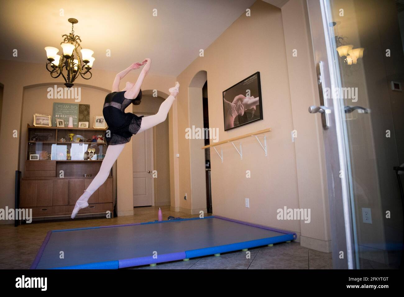 Phoenix, Arizona, États-Unis. 13 juin 2020. NATALIA CARDONA, 15 ans, pratique son ballet dans la salle à manger transformée de la famille tandis que la famille isole en raison de la pandémie. « nous sommes un foyer immunodéprimé, aussi cette pandémie a-t-elle suscité d'énormes craintes. Je travaille normalement à la maison, donc notre seul ajustement était d'avoir les enfants à la maison tout le temps. Afin d'éviter d'être autour des autres, nous avons commencé à cuisiner plus à la maison. Nous avons prévu plus de soirées de jeux, plus de dîners en famille et des appels plus fréquents avec les membres de la famille pour rester connectés. » Crédit : Rick d'Elia/ZUMA Wire/Alay Live News Banque D'Images