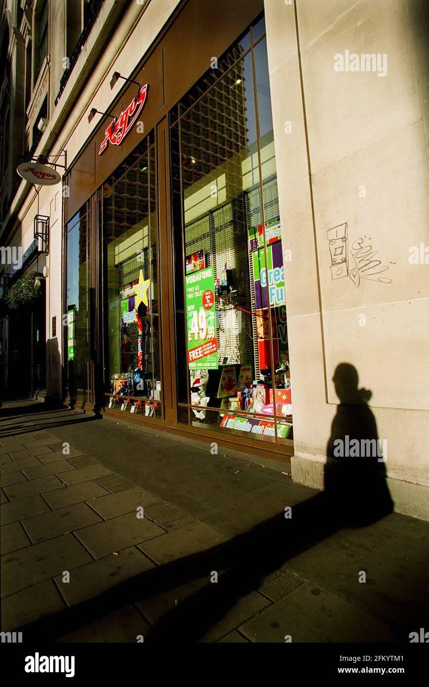 À L'EXTÉRIEUR DE LA BOUTIQUE ARGOS DANS LA NOUVELLE RUE OXFORD STREET LONDRES NOV 1999 Banque D'Images