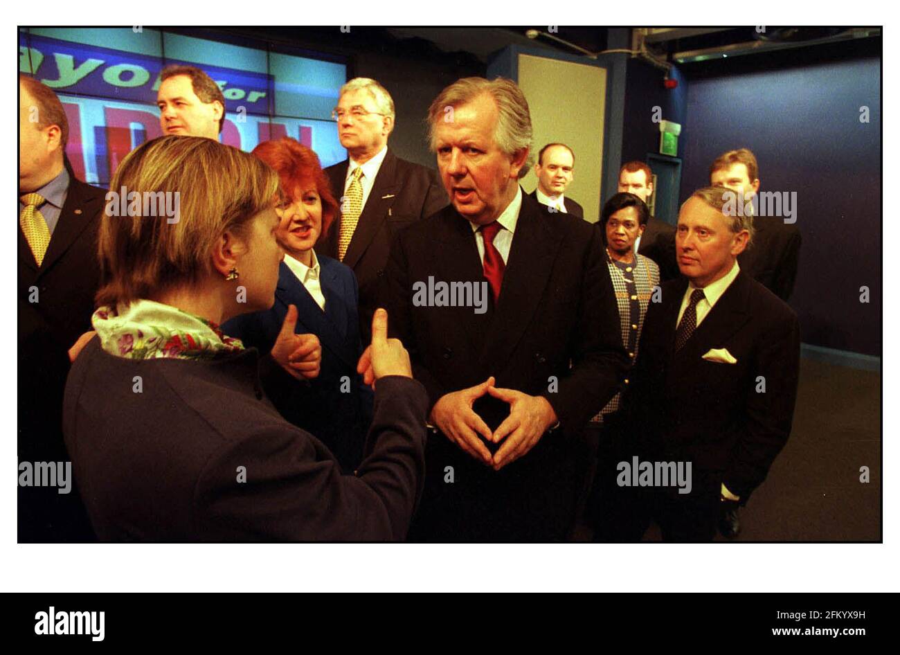 Le député de Steven Norris, février 2000, s'entretient avec la candidate de l'Assemblée de circonscription, Angela Bray (pouces vers le haut) Et Victoria Borwick pendant l'annonce de la montée des conservateurs Liste pour l'Assemblée du Grand Londres Banque D'Images