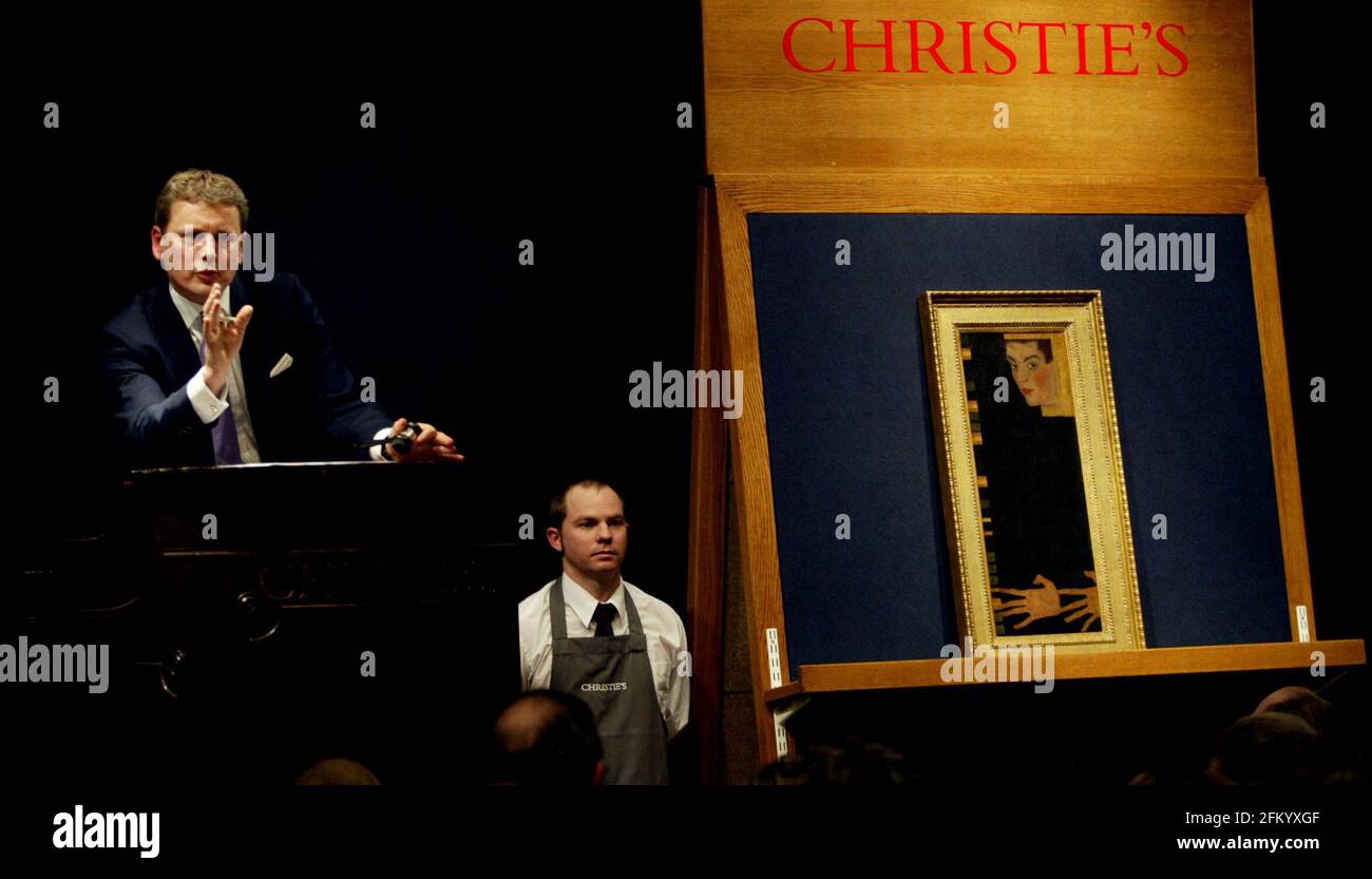 EGON SCHIELE (1890-1918) SELBSTBILDNIS MIT GESPREIZTEN FINGERN...vendu pour 4 mil À la vente d'art impressionniste et moderne à Christies London pic David Sandison Banque D'Images