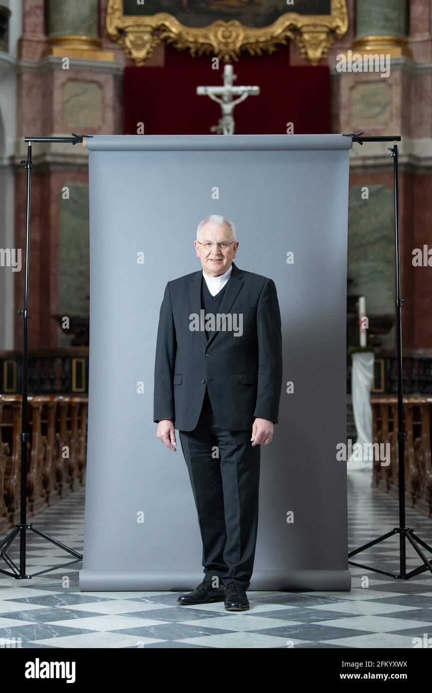 Dresde, Allemagne. 30 avril 2021. Heinrich Timmerevers, évêque du diocèse de Dresde-Meissen, se dresse à la cathédrale de Dresde. Credit: Sebastian Kahnert/dpa-Zentralbild/dpa/Alay Live News Banque D'Images