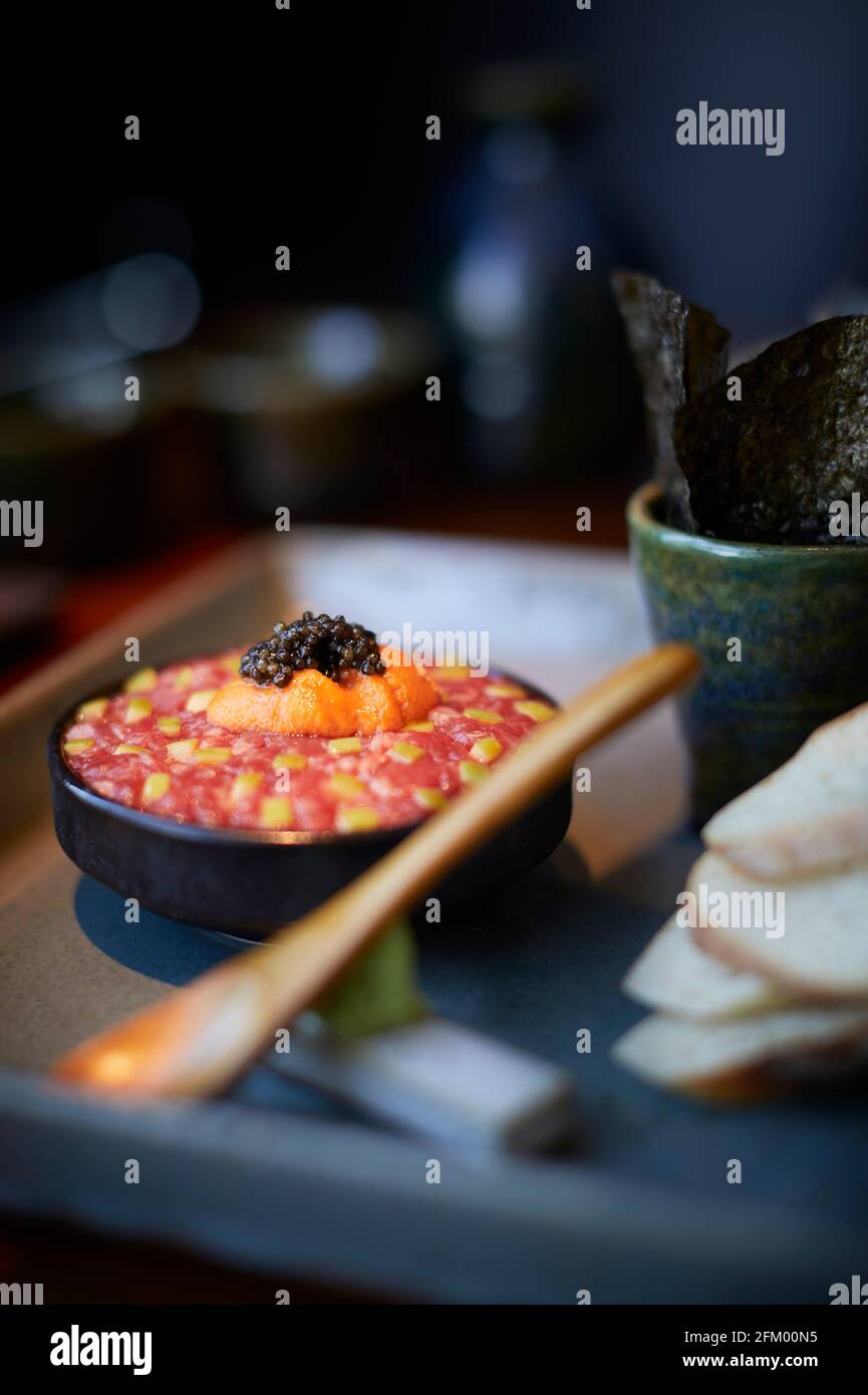 Wagyu Tartar avec caviar et oursin Banque D'Images