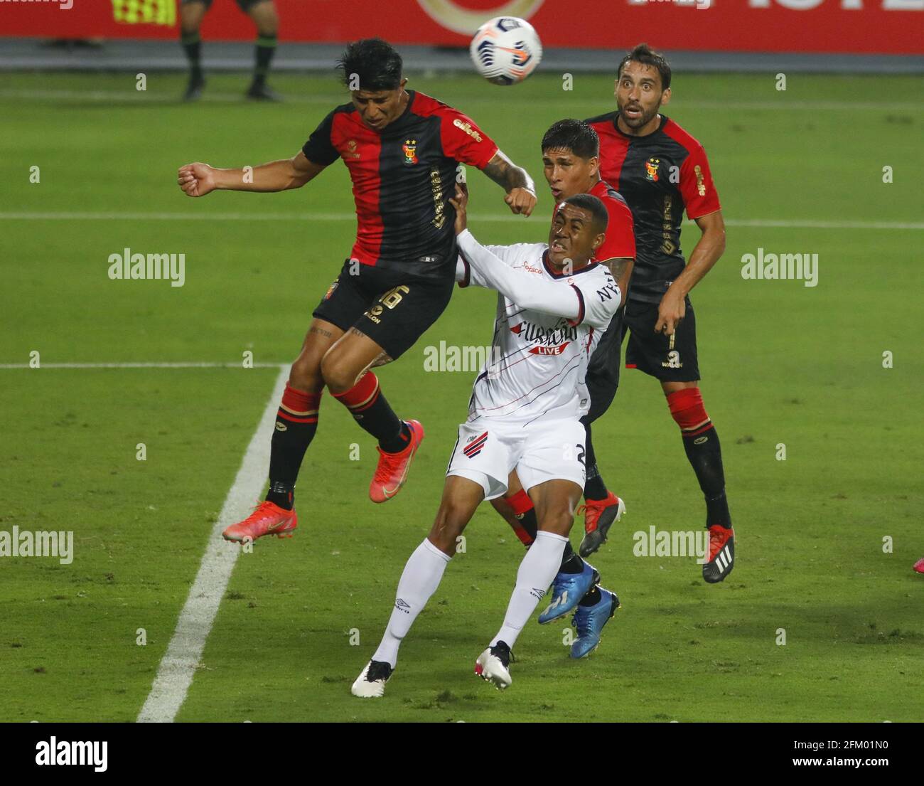 Lima, Pérou. 04e mai 2021. Luis Iberico e Erick pendant le match de football Copa Sul-Americana entre Melgar et Athletico Paranaense à l'Estadio Nacional del Peru à Lima, Pérou crédit: SPP Sport presse photo. /Alamy Live News Banque D'Images