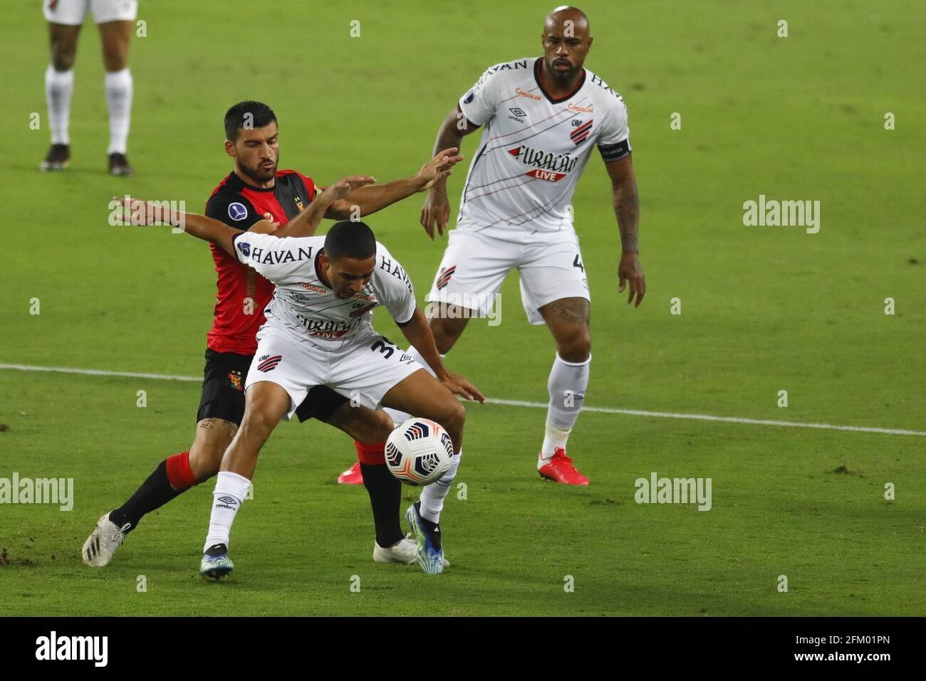 Lima, Pérou. 04e mai 2021. Bernardo Cuesta e Christian pendant le match de football Copa Sul-Americana entre Melgar et Athletico Paranaense à l'Estadio Nacional del Peru à Lima, Pérou crédit: SPP Sport presse photo. /Alamy Live News Banque D'Images