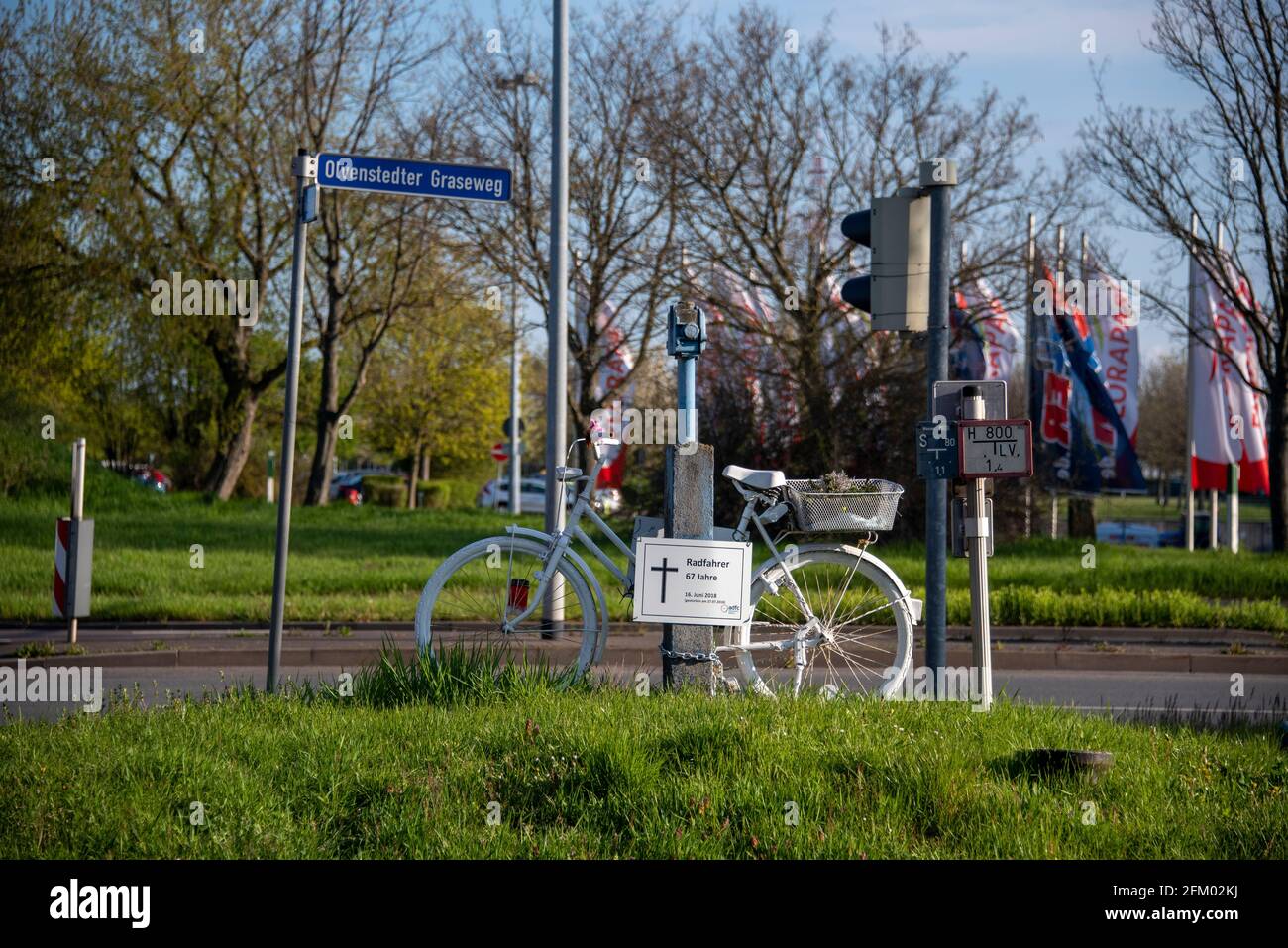 Magdebourg, Allemagne. 03ème mai 2021. Une bicyclette blanche commémore un décès accidentel. Credit: Stephan Schulz/dpa-Zentralbild/ZB/dpa/Alay Live News Banque D'Images