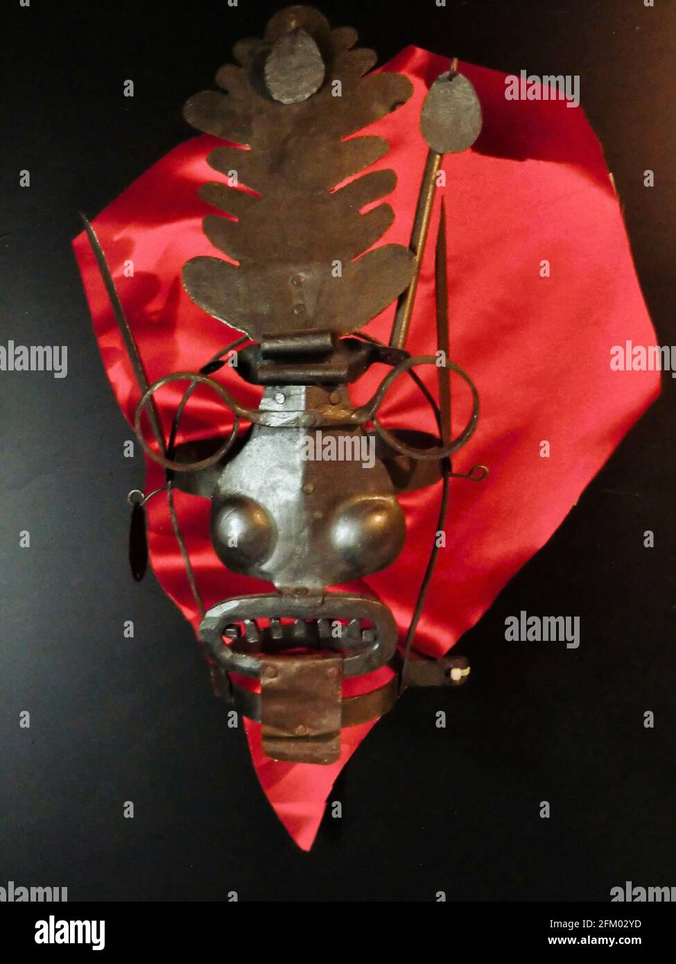 Masque d'infamie. La salle de torture médiévale à Château de Tures