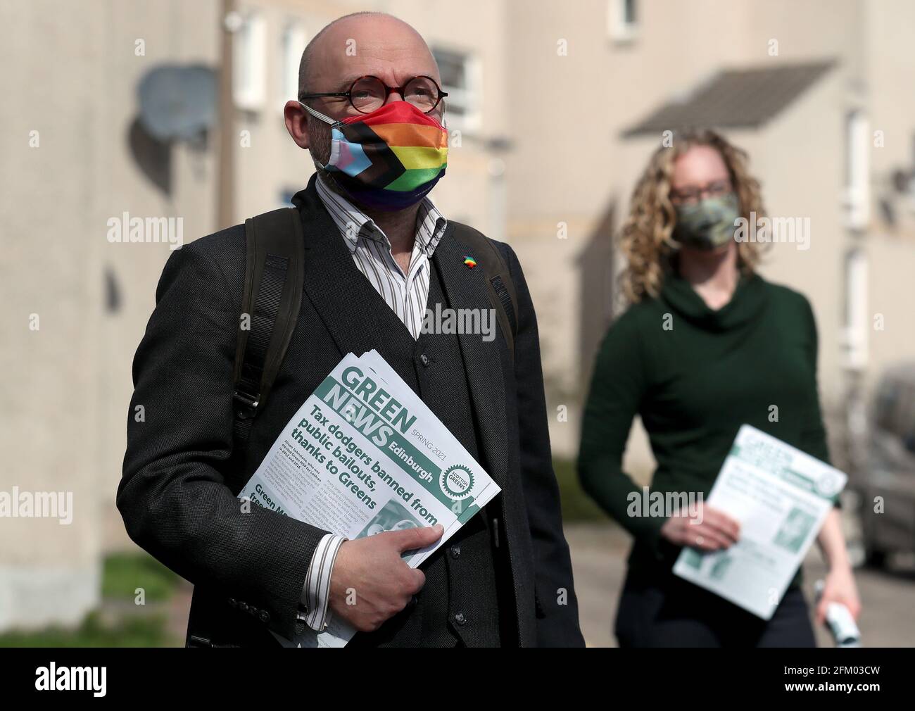 Photo du dossier datée du 24/03/21, des co-leaders écossais du Parti Vert Patrick Harvie et Lorna Slater sur la piste de campagne électorale locale à Édimbourg. L'accent mis par d'autres partis sur le vote de la liste régionale lors de l'élection va finir par aider les Verts écossais, a déclaré M. Harvie. Date de publication : le mercredi 5 mai 2021. Banque D'Images