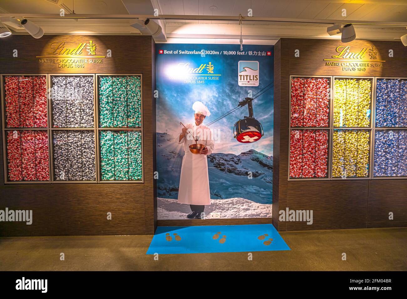 Titlis, Engelberg, Suisse - 27 août 2020 : magasin Lindt avec chocolats, du restaurant sur le toit au sommet de la station de téléphérique de Titlis Banque D'Images