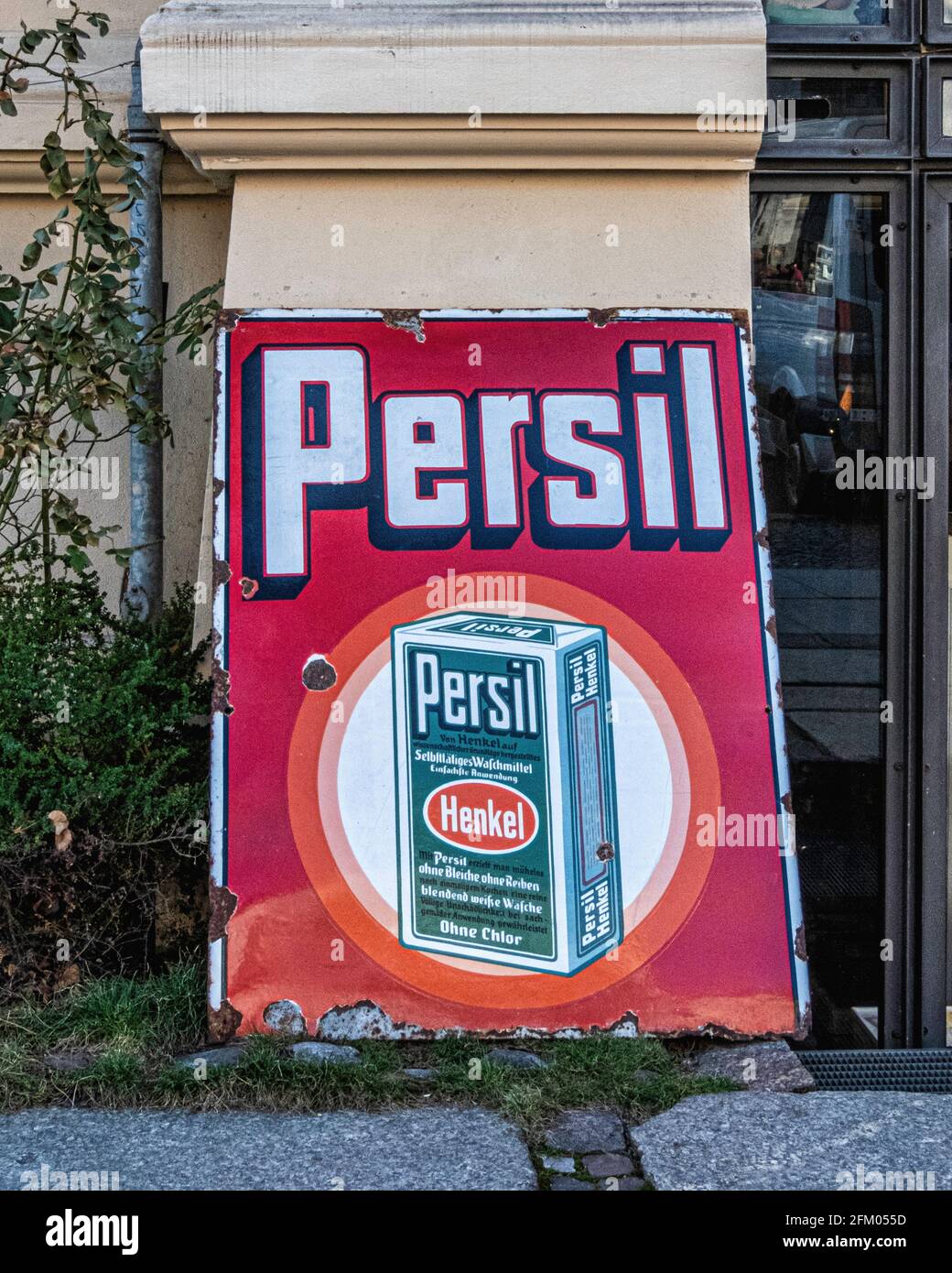 Publicité en poudre de savon Persil sur un trottoir à Kollwitzstrasse, Prenzlauer Berg, Berlin, Allemagne Banque D'Images