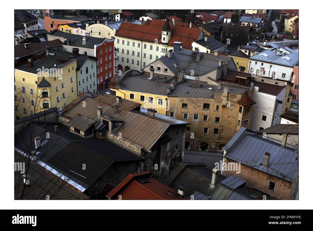 Rattenberg, la plus petite ville d'Autriche, vivant à l'ombre de la montagne Stadtberg, prévoit d'installer une banque de trente miroirs géants pour refléter le soleil d'hiver dans les rues.pic David Sandison 24-25/3/2005 Banque D'Images