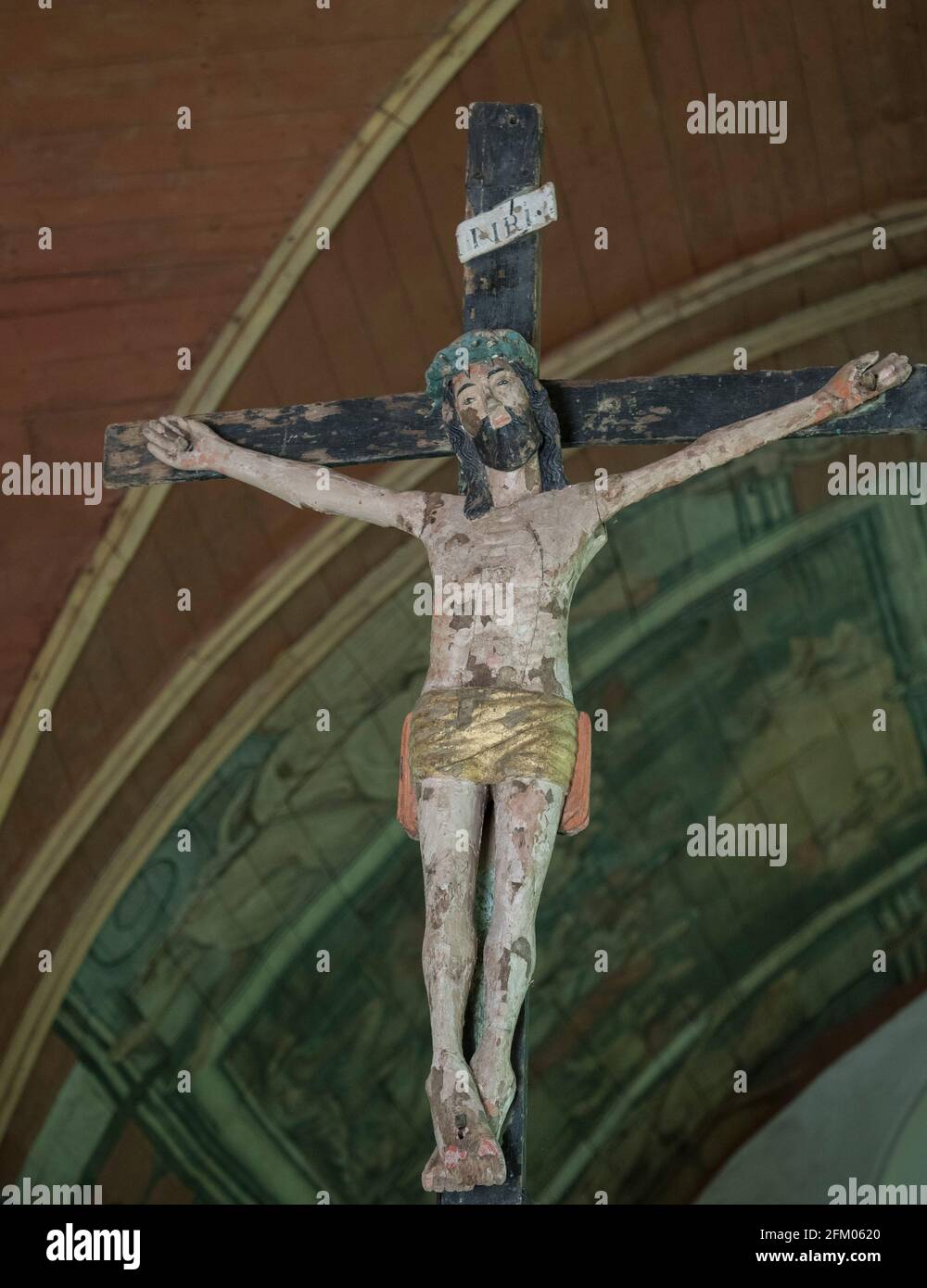 Christ sur la Croix, statue polychrome, écran rood, Chapelle Saint Adrien (XVIe siècle), 56150 Saint-Barthélemy, Morbihan, Bretagne, France. Banque D'Images