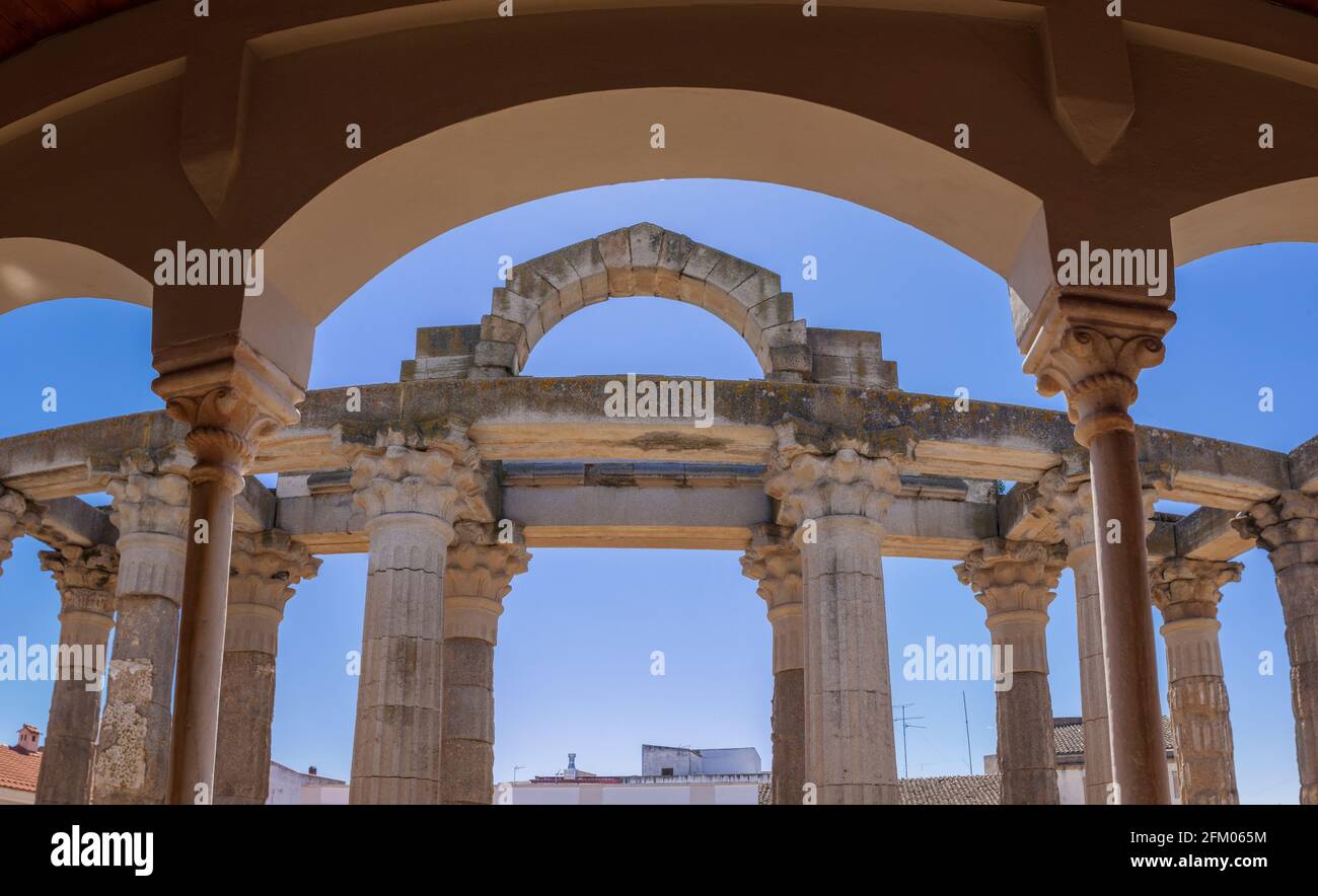 Merida, Espagne - 17 avril 2021 : Temple de Diana vu de l'étage supérieur du Centre d'interprétation, Merida, Estrémadure, Espagne. Temple romain le mieux conservé Banque D'Images