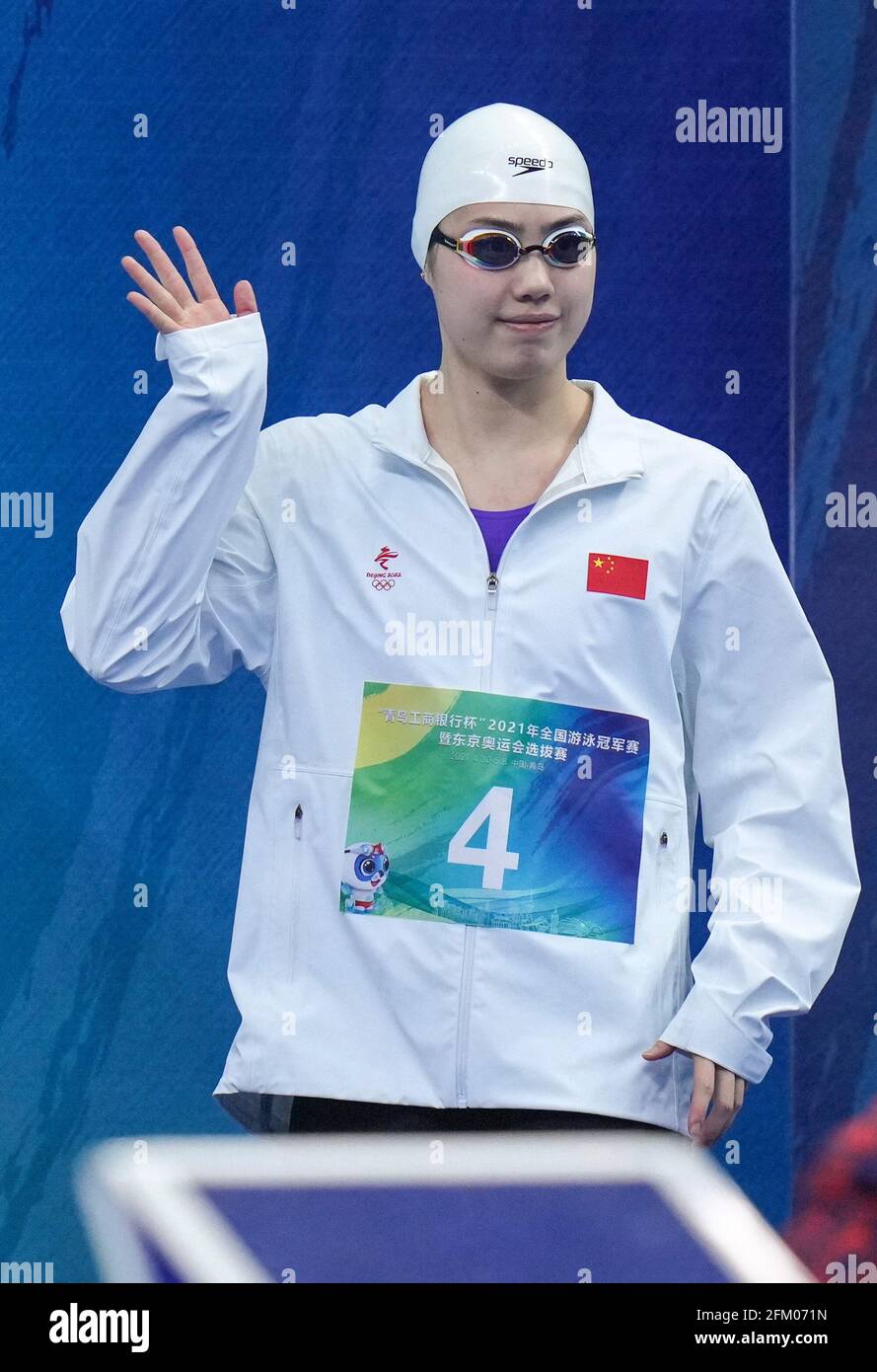 Qingdao, Chine. 5 mai 2021. Zhang Yufei, de Jiangsu, fait la vague devant les spectateurs avant la finale féminine de 200 m de papillon aux Championnats nationaux de natation chinois 2021 à Qingdao, en Chine orientale, le 5 mai 2021. Credit: Xu Chang/Xinhua/Alay Live News Banque D'Images
