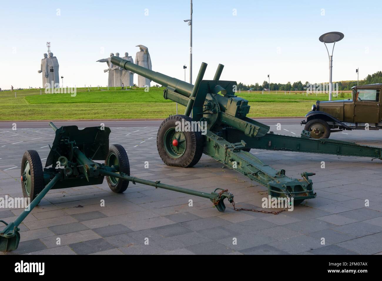 Village de Nelidovo, district de Volokolamsk, région de Moscou - 20 août 2020 : Mémorial aux héros de Panfilov dans le village de Dubosekovo. Pistolet d'artillerie. Donc Banque D'Images