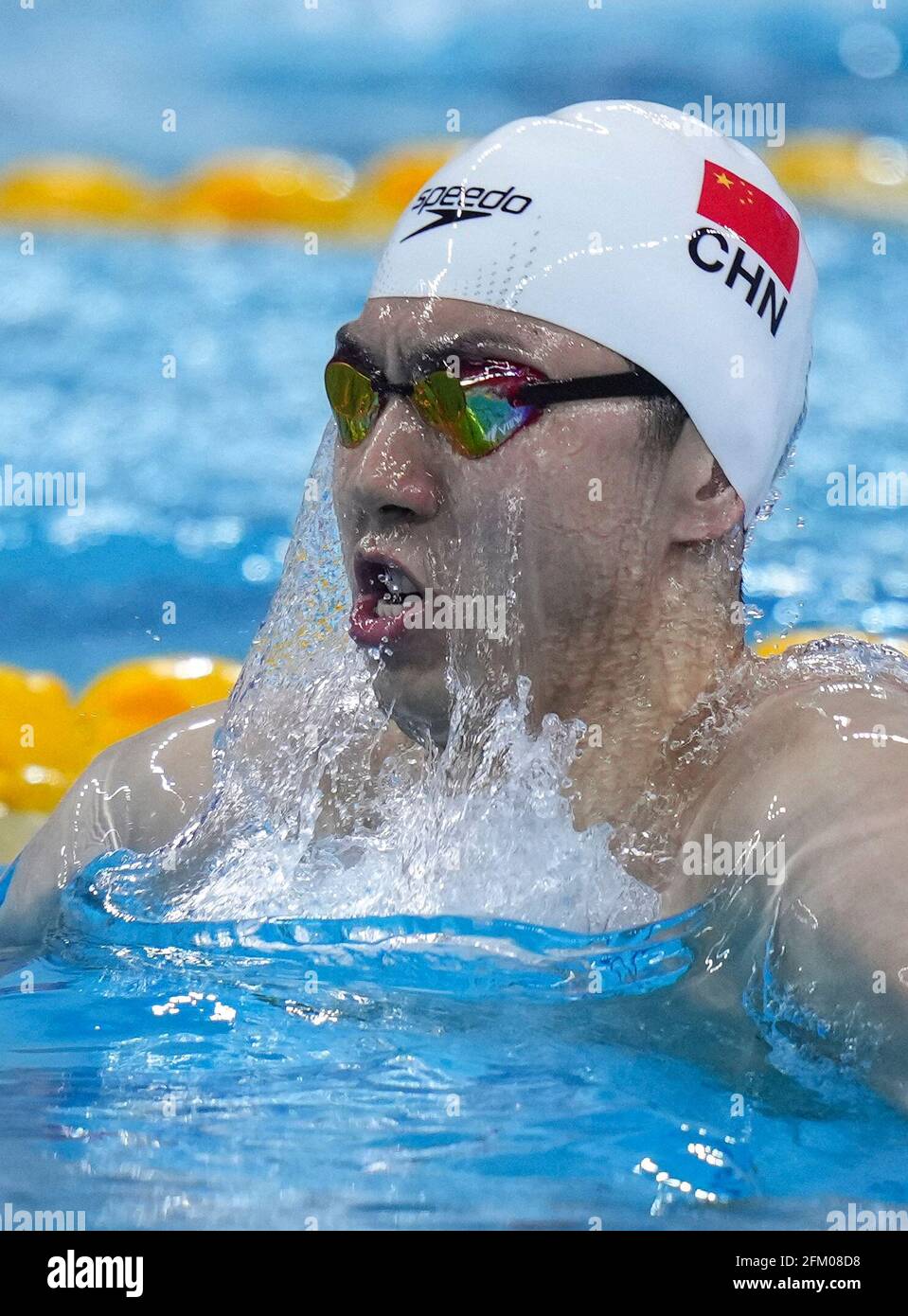 Qingdao, Chine. 5 mai 2021. Yan Zibei de Hubei participe à la finale masculine de 200m de brasse aux Championnats nationaux chinois de natation 2021 à Qingdao, en Chine orientale, le 5 mai 2021. Credit: Xu Chang/Xinhua/Alay Live News Banque D'Images
