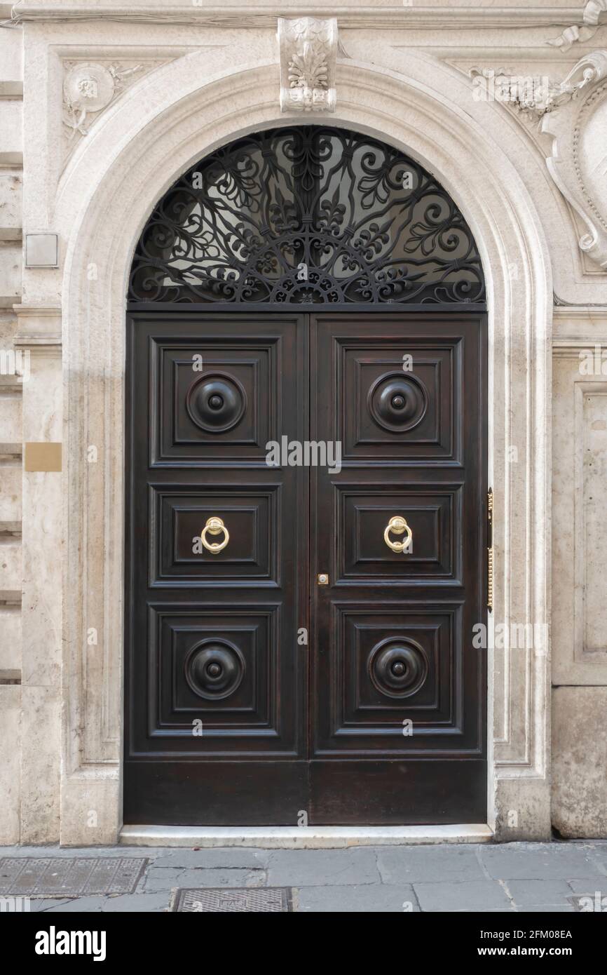 Ancienne porte marron en Italie Banque D'Images