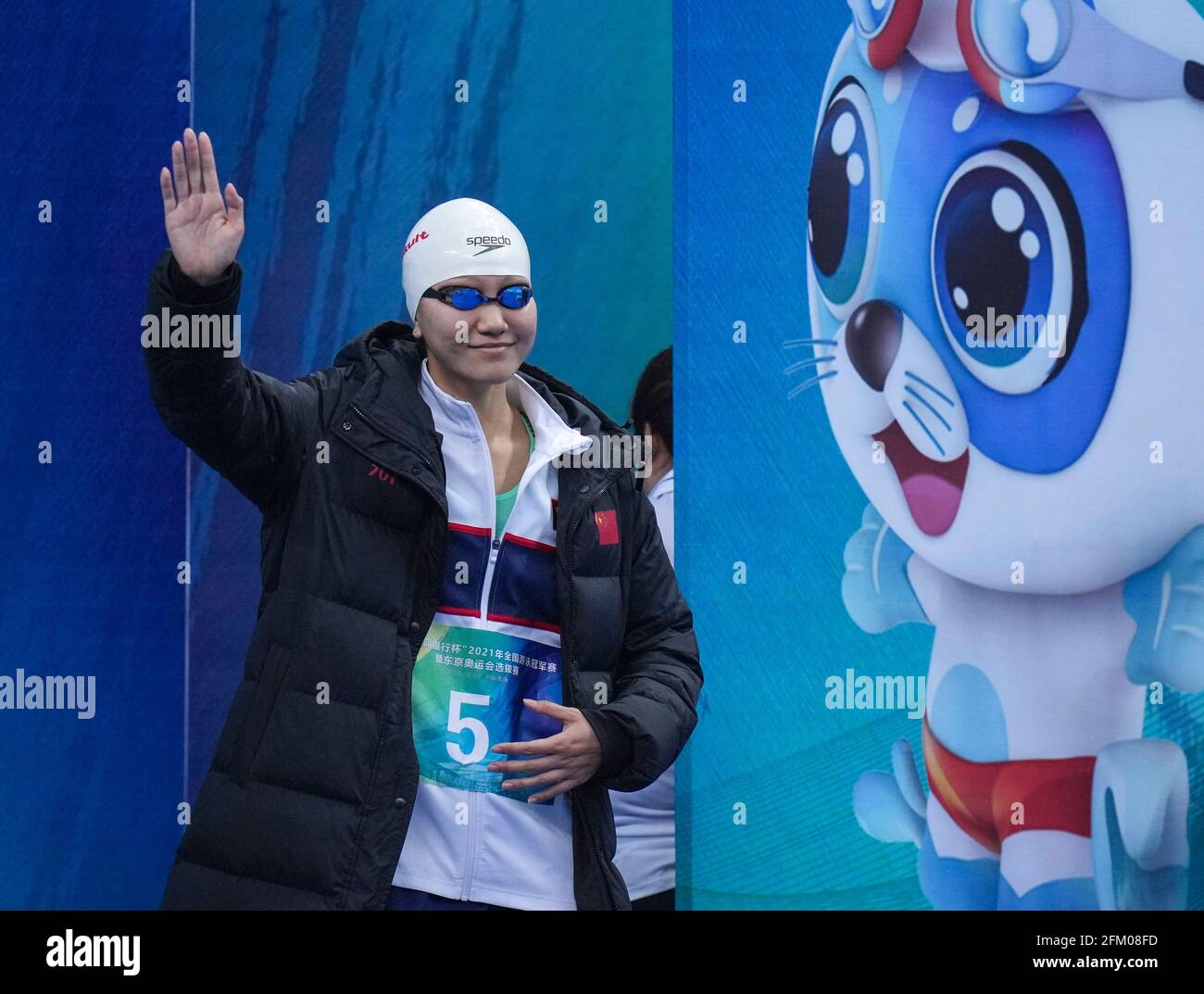 Qingdao, Chine. 5 mai 2021. Yu Jingyao, de Beijing, fait la vague devant les spectateurs avant le demi-coup féminin de 200 m au Championnat national de natation chinois 2021 à Qingdao, en Chine orientale, le 5 mai 2021. Credit: Xu Chang/Xinhua/Alay Live News Banque D'Images