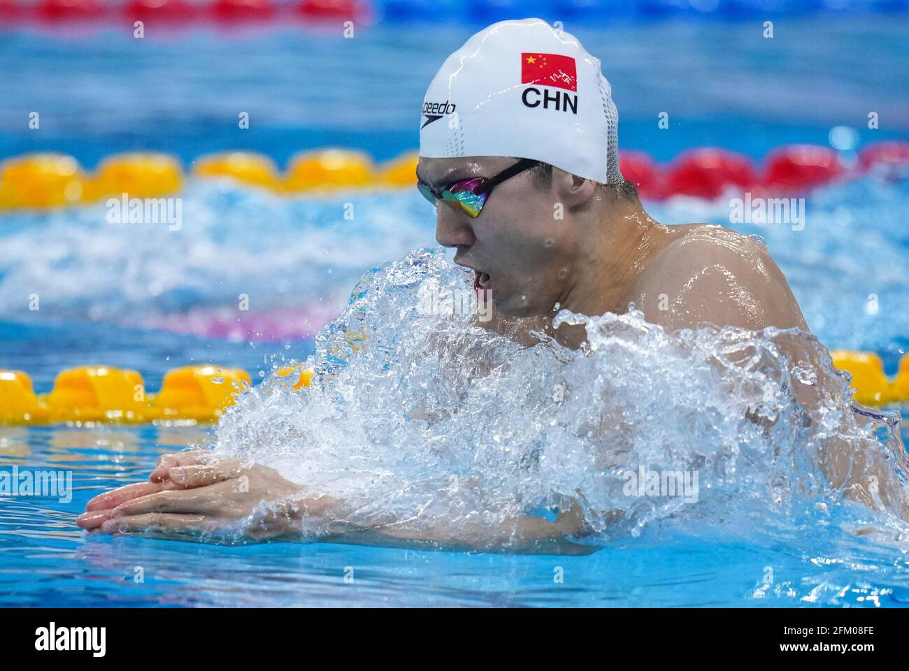 Qingdao, Chine. 5 mai 2021. Yan Zibei de Hubei participe à la finale masculine de 200m de brasse aux Championnats nationaux chinois de natation 2021 à Qingdao, en Chine orientale, le 5 mai 2021. Credit: Xu Chang/Xinhua/Alay Live News Banque D'Images