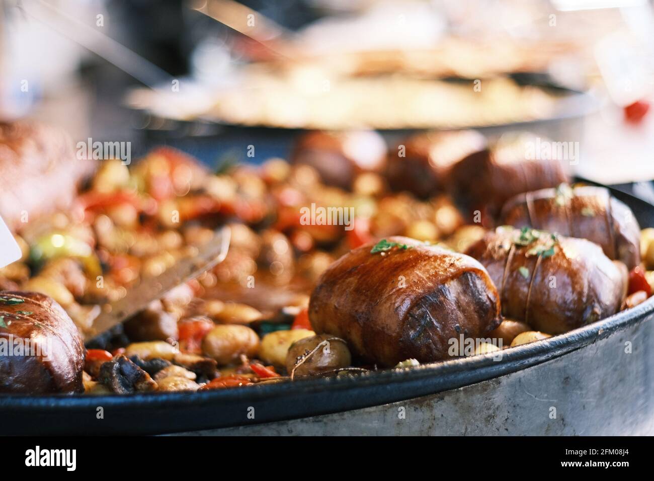 Un restaurant sert du bœuf et des frites au barbecue Table dans le sud de la France Banque D'Images