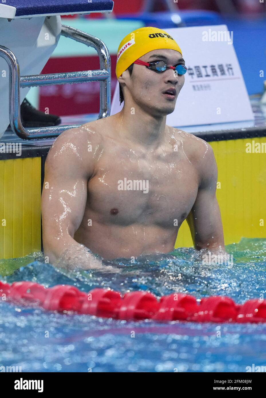 Qingdao, Chine. 5 mai 2021. Xu Jiayu de Zhejiang réagit après le demi-coup de dos de 200 m des hommes aux Championnats nationaux de natation chinois 2021 à Qingdao, en Chine orientale, le 5 mai 2021. Credit: Xu Chang/Xinhua/Alay Live News Banque D'Images