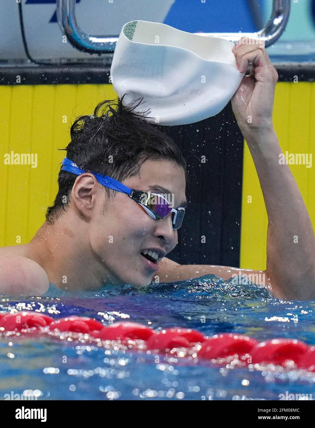 Qingdao, Chine. 5 mai 2021. Il Junyi, de Zhejiang, réagit après la finale libre de 100m des hommes aux Championnats nationaux de natation chinois 2021 à Qingdao, en Chine orientale, le 5 mai 2021. Credit: Xu Chang/Xinhua/Alay Live News Banque D'Images