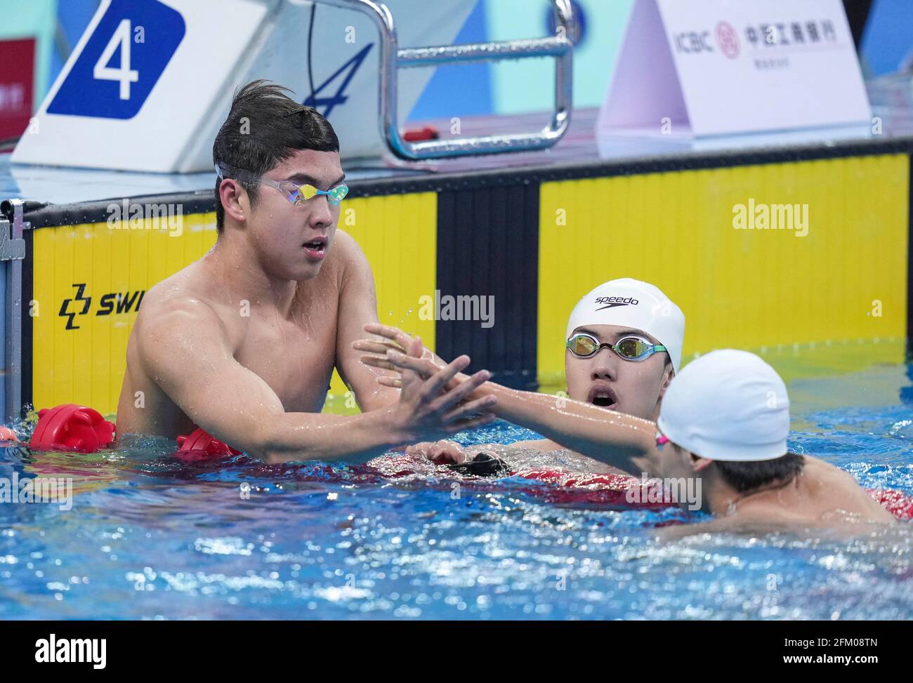 Qingdao, Chine. 5 mai 2021. Cheng long (L) de Shandong réagit après la finale libre masculine de 800 m aux Championnats nationaux chinois de natation 2021 à Qingdao, en Chine orientale, le 5 mai 2021. Credit: Xu Chang/Xinhua/Alay Live News Banque D'Images