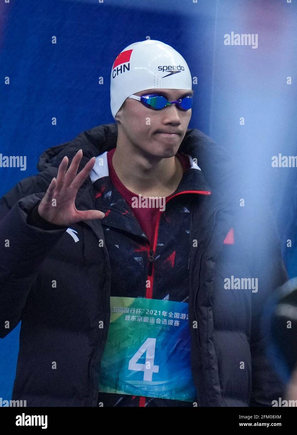Qingdao, Chine. 5 mai 2021. Wang Shun de Zhejiang vagues avant le medley individuel de 200 m hommes à la semi-finale aux Championnats nationaux de natation chinois 2021 à Qingdao, Chine orientale, le 5 mai 2021. Credit: Xu Chang/Xinhua/Alay Live News Banque D'Images
